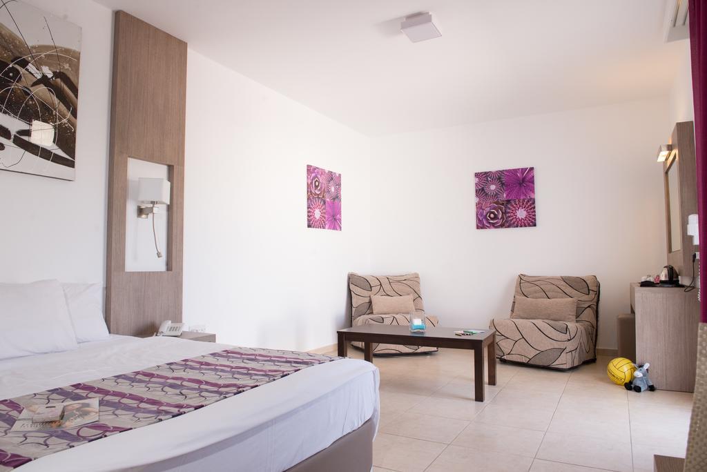 New Famagusta Hotel & Suites أيا نابا الغرفة الصورة