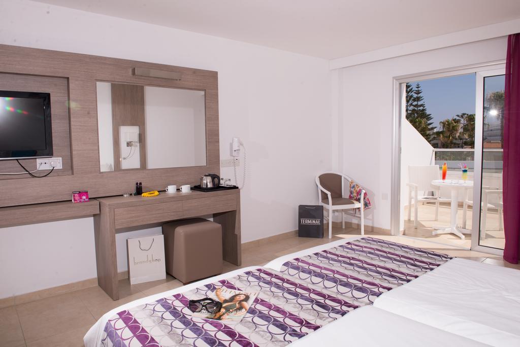 New Famagusta Hotel & Suites أيا نابا الغرفة الصورة